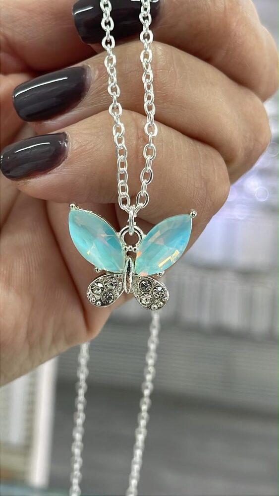 Collar con dije de mariposa celeste