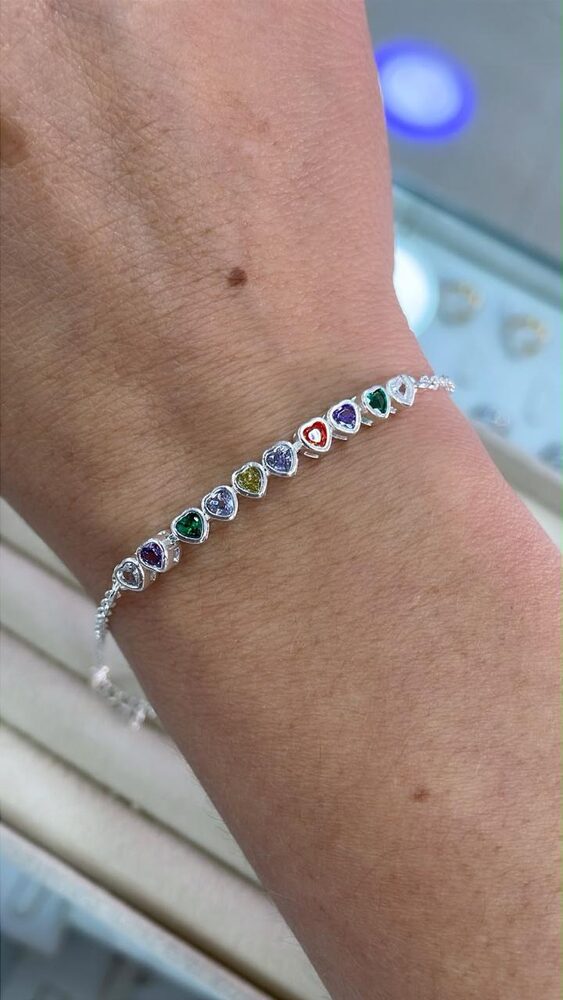 Pulsera con corazones de colores sobre acero