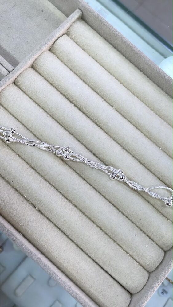 Pulsera de hilos de acero con nudos de bolitas