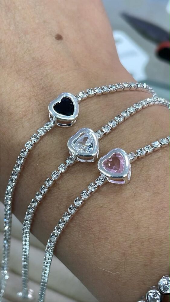 Tres pulseras tipo tennis con dije de corazón